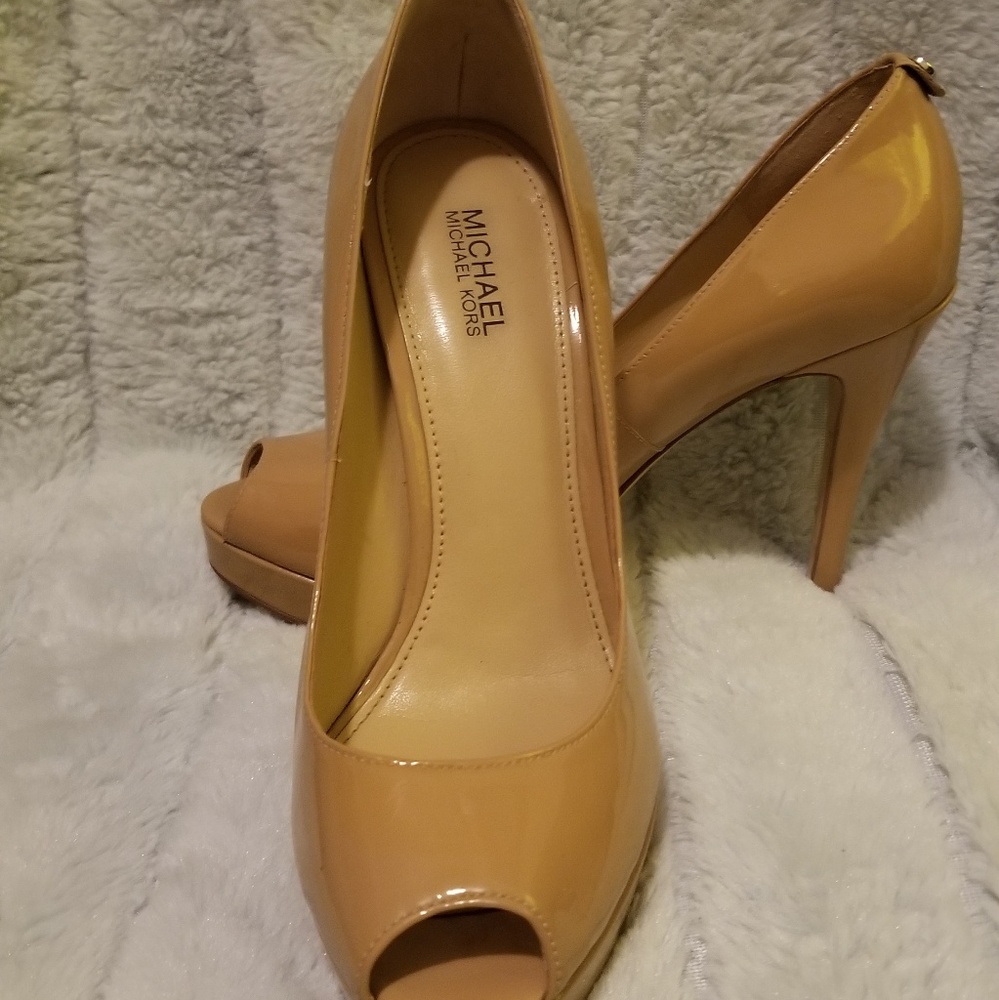 Michael Kors nude pumps